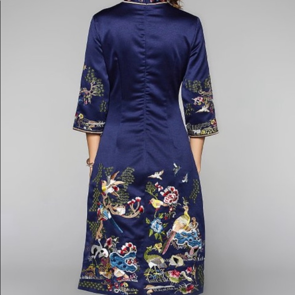 Embroidered Sheath Cheongsam - Picture 3 of 9